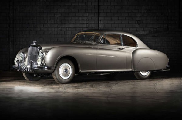 &euro;1,8-2,4 милиона

Това Bentley R-type с каросерия на HJ Mulliner и шаси BC39LC е изложено на щанда на марката за автомобилното изложение в Брюксел през януари 1954 година. Само една от 13 бройки с ляв волан и ръчна, централна скоростна кутия плюс олекотени седалки. Бонус - изпъкналите задни колела са рядкост.
След реставрация автомобилът печели втора награда в класа на Pebble Beach Concours d'Elegance през 2015 година. Днес все още има оригинални каросерия и двигател. През 2022 г-а получи сериозно механично подобрение, за да бъде подготвен за исторически моторни състезания. Така наистина отговаря на изискванията за Mille Miglia.